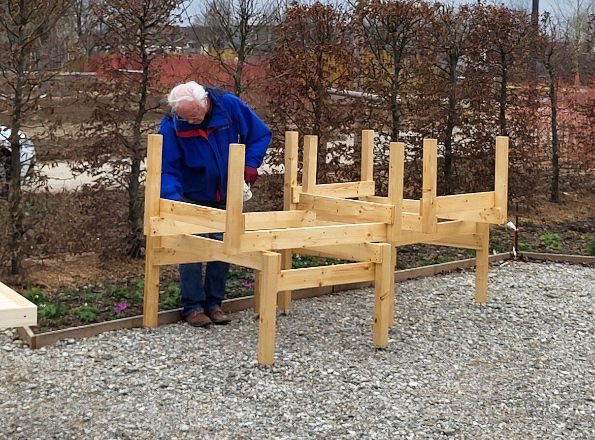 Pflanzentische werden vorbereitet